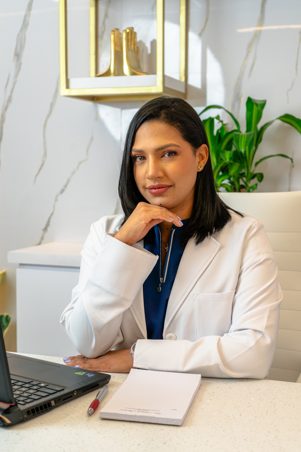 Dra. Nathaly Martínez en escritorio de consultorio
